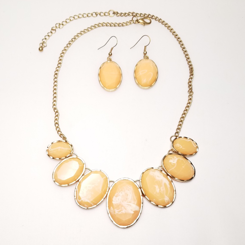 Peachy White Swirl Graduated Necklace Earring Set